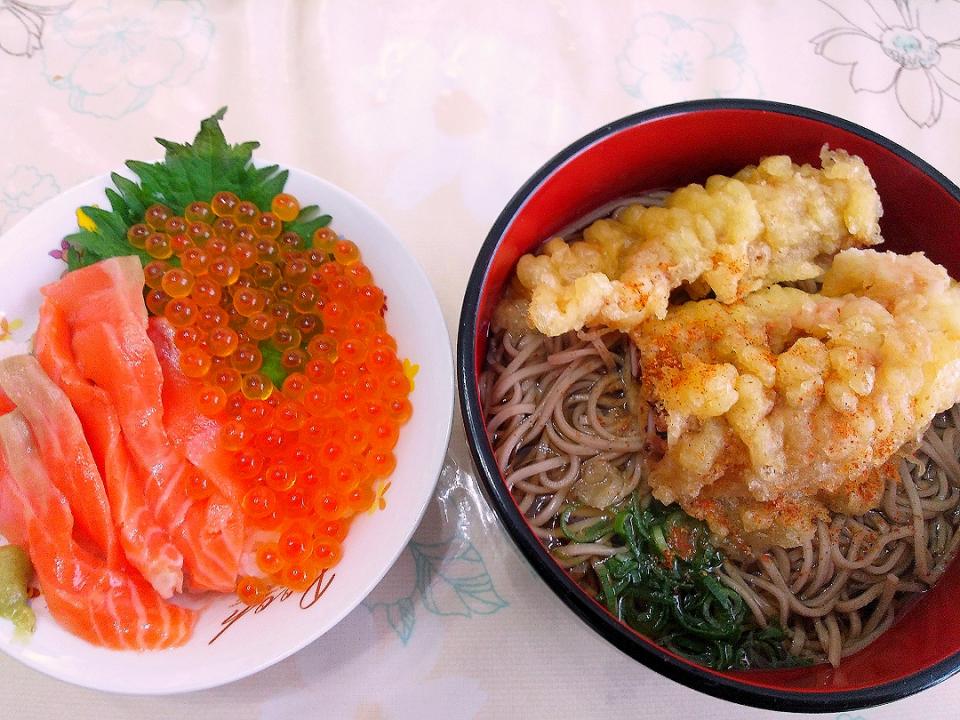 1月4日昼ごはん😊
海鮮親子丼、天ぷら蕎麦